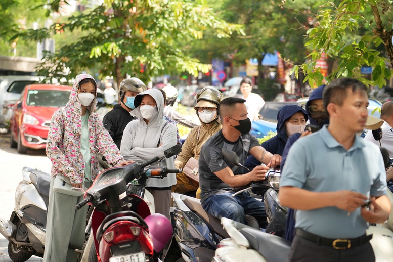 Ngày đầu Kỳ thi tốt nghiệp THPT 2025: Trò vững vàng, cha mẹ hồi hộp- Ảnh 5.