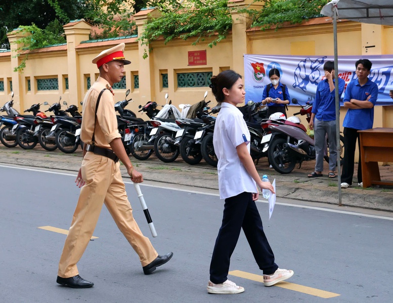 Ngày thi tốt nghiệp đầu tiên tại ĐBSCL diễn ra nghiêm túc, an toàn- Ảnh 2.