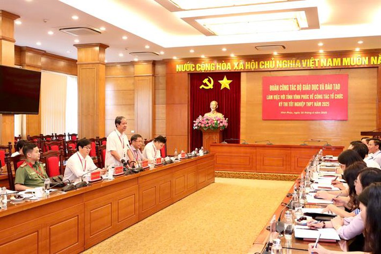 Bộ trưởng GĐ&ĐT kiểm tra công tác tổ chức thi tốt nghiệp THPT tại Vĩnh Phúc - Ảnh 4.
