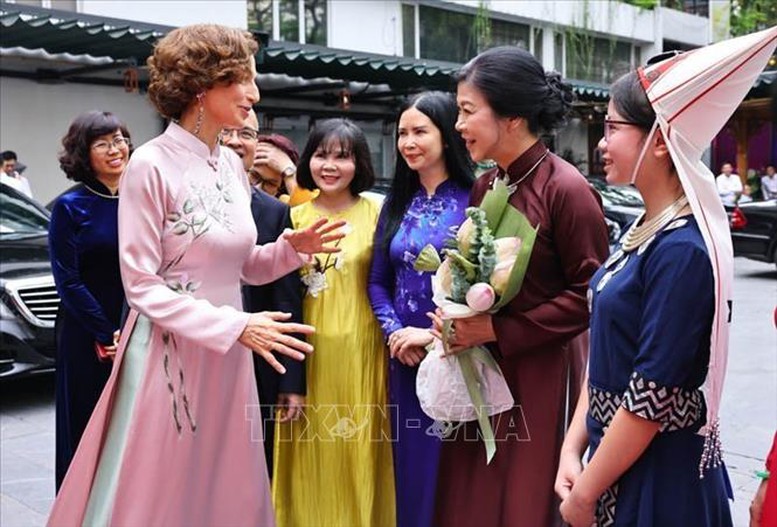 Phu nhân Tổng Bí thư Tô Lâm và Tổng Giám đốc UNESCO Audrey Azoulay dự Triển lãm 'Chúng tôi CÓ THỂ'- Ảnh 1.
