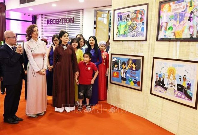 Phu nhân Tổng Bí thư Tô Lâm và Tổng Giám đốc UNESCO Audrey Azoulay dự Triển lãm 'Chúng tôi CÓ THỂ'- Ảnh 2.