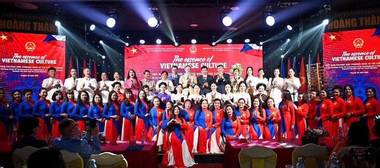 Đêm nghệ thuật đặc sắc 'Tinh hoa văn hóa Việt Nam' giữa lòng châu Âu- Ảnh 2.