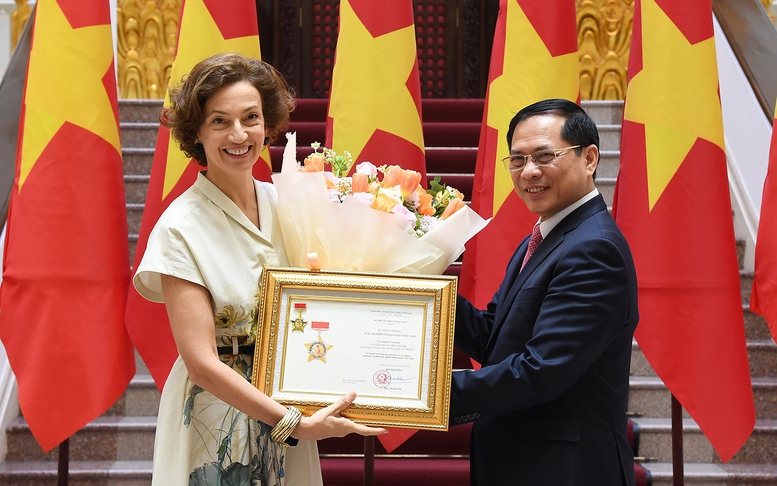 Trao tặng Kỷ niệm chương “Vì sự nghiệp Ngoại giao Việt Nam” cho Tổng Giám đốc UNESCO