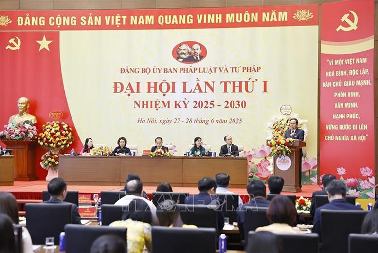Chủ tịch Quốc hội Trần Thanh Mẫn: Tiếp tục phát huy hiệu quả chủ trương đổi mới tư duy trong xây dựng pháp luật- Ảnh 1.