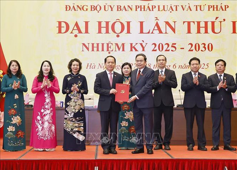Chủ tịch Quốc hội Trần Thanh Mẫn: Tiếp tục phát huy hiệu quả chủ trương đổi mới tư duy trong xây dựng pháp luật- Ảnh 3.