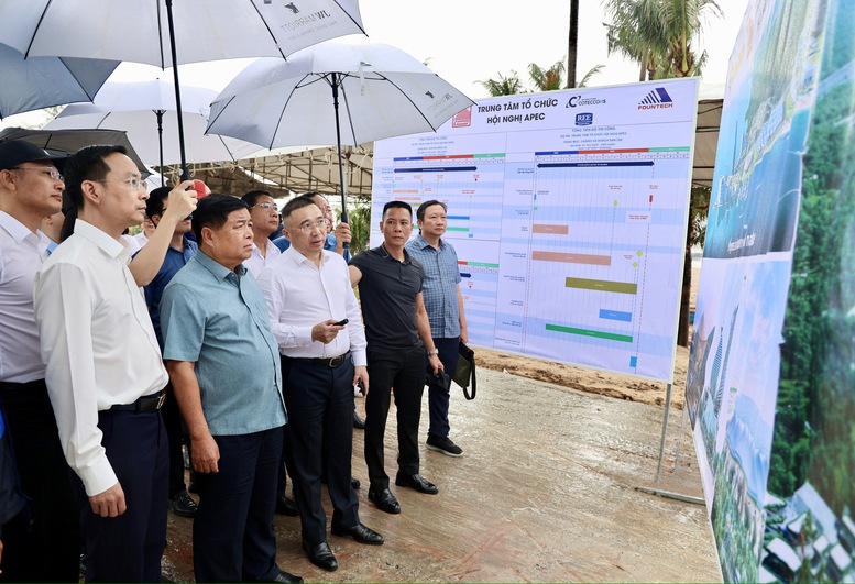 Phó Thủ tướng Nguyễn Chí Dũng khảo sát hiện trường dự án Trung tâm Hội nghị APEC - Ảnh: VGP/Thu Sa