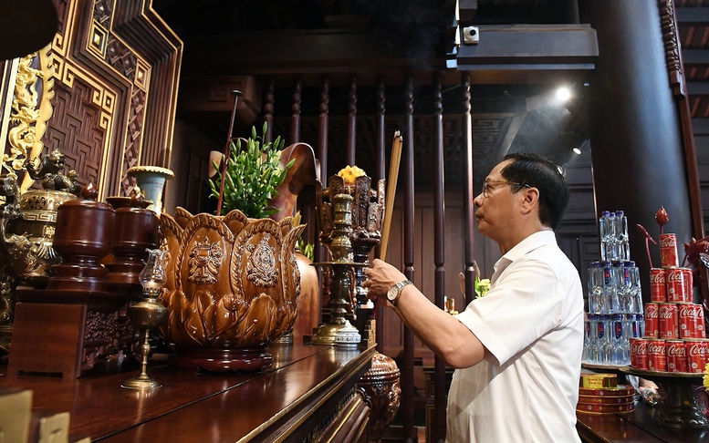 Phó Thủ tướng Bùi Thanh Sơn dâng hương tại Đền thờ liệt sĩ Điện Biên Phủ