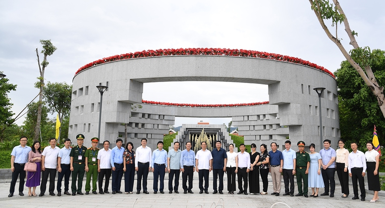 Phó Thủ tướng Bùi Thanh Sơn dâng hương tại Đền thờ liệt sĩ Điện Biên Phủ- Ảnh 4.