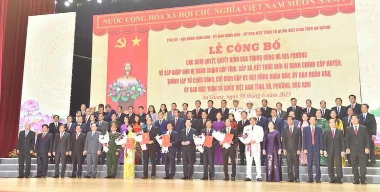 TỔNG THUẬT: Công bố nghị quyết, quyết định sáp nhập đơn vị hành chính, chỉ định nhân sự trên cả nước- Ảnh 25.