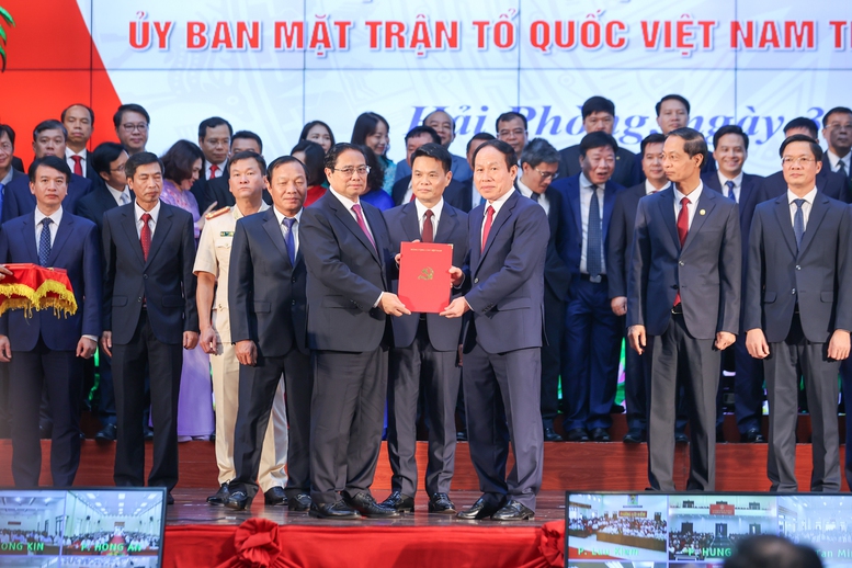 Thủ tướng: Hải Phòng (mới) gương mẫu, đi đầu xây dựng thành phố XHCN trong kỷ nguyên mới- Ảnh 3. Thủ tướng Phạm Minh Chính trao quyết định của Bộ Chính trị chỉ định đồng chí Lê Tiến Châu giữ chức Bí thư Thành ủy Hải Phòng- Ảnh: VGP/Nhật Bắc