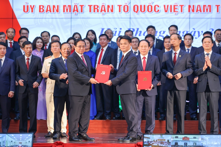 Thủ tướng: Hải Phòng (mới) gương mẫu, đi đầu xây dựng thành phố XHCN trong kỷ nguyên mới- Ảnh 4. Thủ tướng Phạm Minh Chính trao quyết định chỉ định đồng chí Lê Ngọc Châu giữ chức Chủ tịch UBND Thành phố - Ảnh: VGP/Nhật Bắc