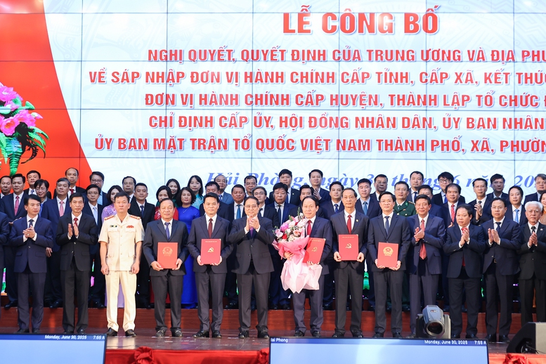 Thủ tướng: Hải Phòng (mới) gương mẫu, đi đầu xây dựng thành phố XHCN trong kỷ nguyên mới- Ảnh 5. Thủ tướng trao các quyết định cho các đồng chí lãnh đạo TP. Hải Phòng - Ảnh: VGP/Nhật Bắc