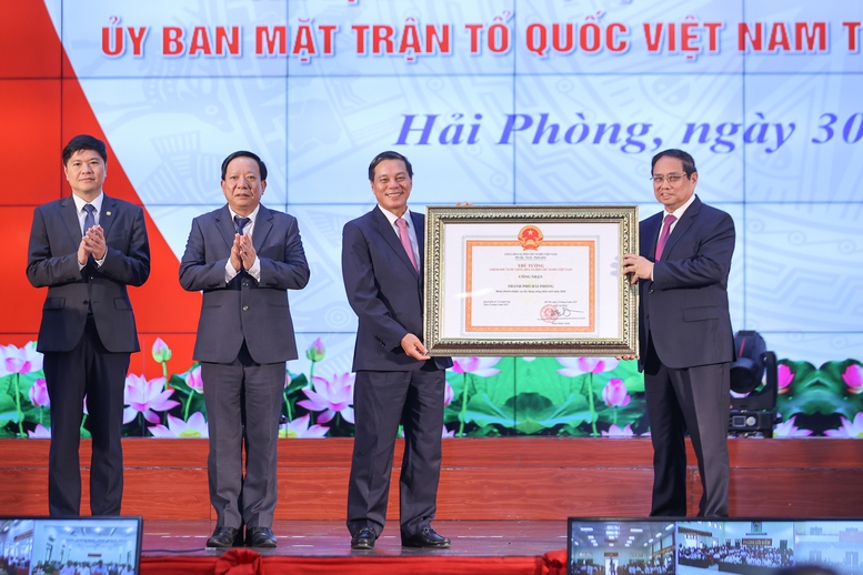 Thủ tướng: Hải Phòng (mới) gương mẫu, đi đầu xây dựng thành phố XHCN trong kỷ nguyên mới- Ảnh 8. Thủ tướng Chính phủ trao Quyết định công nhận thành phố Hải Phòng hoàn thành nhiệm vụ xây dựng nông thôn mới năm 2024 - Ảnh: VGP/Nhật Bắc