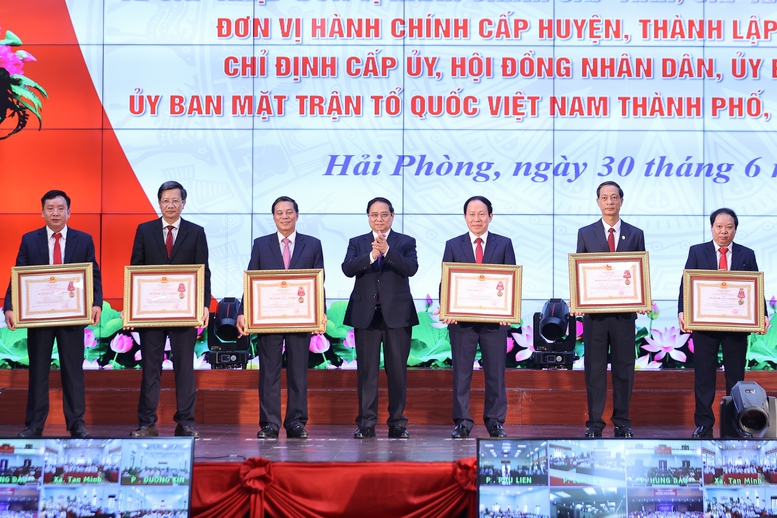 Thủ tướng: Hải Phòng (mới) gương mẫu, đi đầu xây dựng thành phố XHCN trong kỷ nguyên mới- Ảnh 9. Thủ tướng trao Quyết định của Chủ tịch nước tặng Huân chương Lao động cho các cá nhân có thành tích tiêu biểu, đóng góp xuất sắc trong quá trình công tác, thực hiện nhiệm vụ được giao - Ảnh: VGP/Nhật Bắc