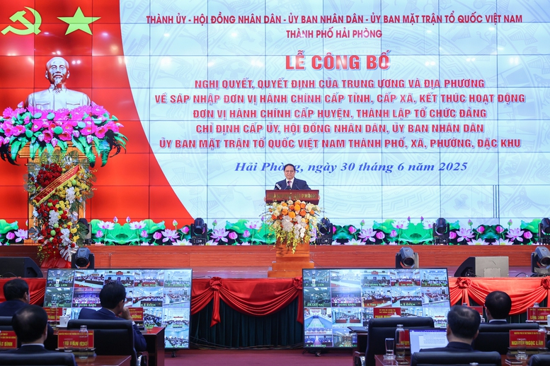 Thủ tướng: Hải Phòng (mới) gương mẫu, đi đầu xây dựng thành phố XHCN trong kỷ nguyên mới- Ảnh 7. Thủ tướng nêu rõ, sự kiện quan trọng hôm nay mới là sự khởi đầu cho một chặng đường phát triển mới đầy khó khăn và thách thức - Ảnh: VGP/Nhật Bắc