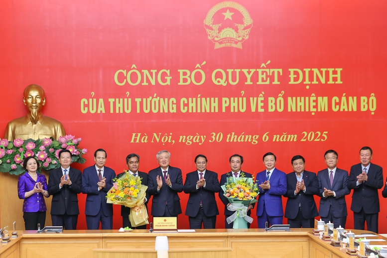 Thủ tướng trao quyết định bổ nhiệm 2 cán bộ cấp Thứ trưởng- Ảnh 5.