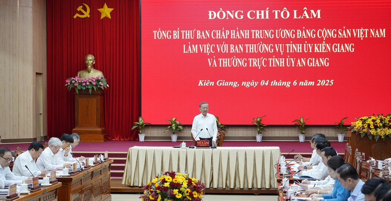 Tổng Bí thư Tô Lâm: Hợp nhất An Giang và Kiên Giang mở ra cơ hội tái cấu trúc hệ thống hạ tầng vùng- Ảnh 2. Tổng Bí thư Tô Lâm: Xây dựng Phú Quốc thành “trung tâm sinh thái, nghỉ dưỡng, tài chính và sáng tạo quốc tế” trong giai đoạn phát triển mới - Ảnh: VGP/LS
