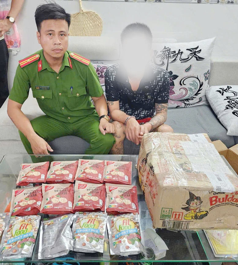 Hải quan Cửa khẩu sân bay quốc tế Nội Bài phối hợp bắt giữ 5,3 kg ma túy- Ảnh 1.