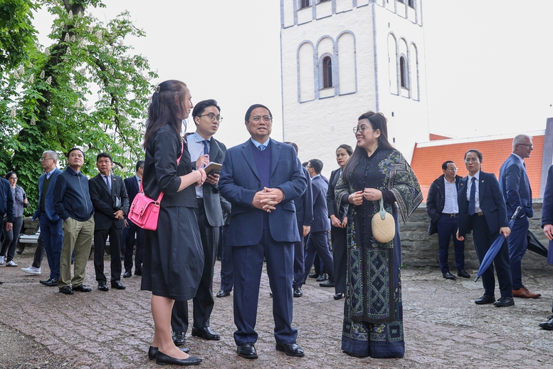 Thủ tướng thăm cảng biển hàng đầu vùng Baltic và tìm hiểu kinh nghiệm phát huy giá trị di sản ở Estonia- Ảnh 11. Thủ tướng và Phu nhân nghe giới thiệu về phố cổ Tallinn - Ảnh: VGP/Nhật Bắc