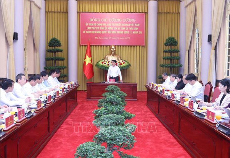 Chủ tịch nước Lương Cường: Hợp nhất Hưng Yên và Thái Bình là lựa chọn có tính đột phá- Ảnh 1. Chủ tịch nước Lương Cường làm việc với Tỉnh ủy Hưng Yên và Tỉnh ủy Thái Bình về việc thực hiện Nghị quyết Hội nghị Trung ương 11, khóa XIII - Ảnh: TTXVN