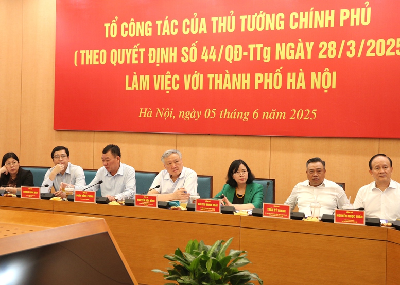 Phó Thủ tướng Thường trực Chính phủ Nguyễn Hòa Bình cùng lãnh đạo TP. Hà Nội lắng nghe ý kiến phát biểu tại buổi làm việc - Ảnh: VGP/Nguyễn Hoàng
