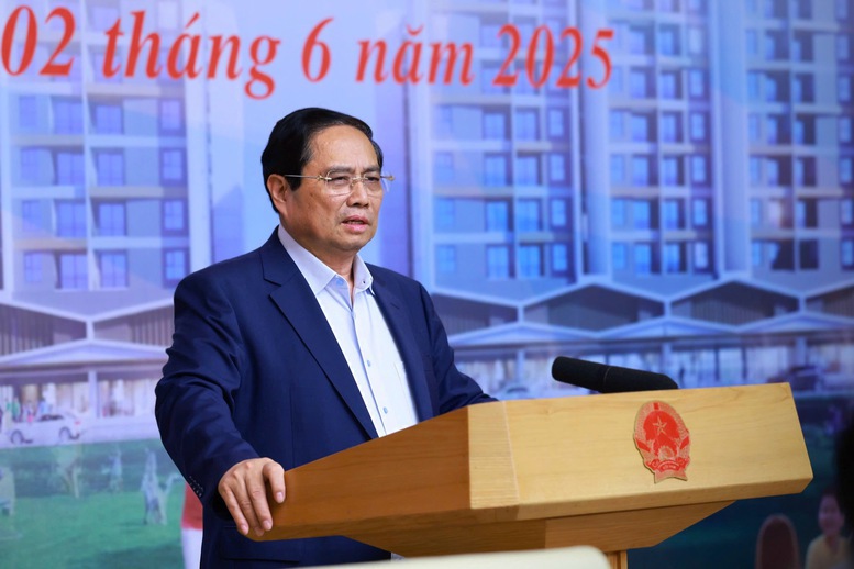 Đột phá thể chế cho giấc mơ an cư- Ảnh 2. Tại Hội nghị triển khai Nghị quyết 201/2025/QH15 của Quốc hội về thí điểm một số cơ chế chính sách đặc thù phát triển cho nhà ở xã hội và rà soát đánh giá tình hình phát triển nhà ở xã hội 5 tháng đầu năm, kế hoạch triển khai các tháng cuối năm 2025, ngỳ 2/6, Thủ tướng Phạm Minh Chính nhấn mạnh, nhà ở xã hội không phải nằm ở nơi
