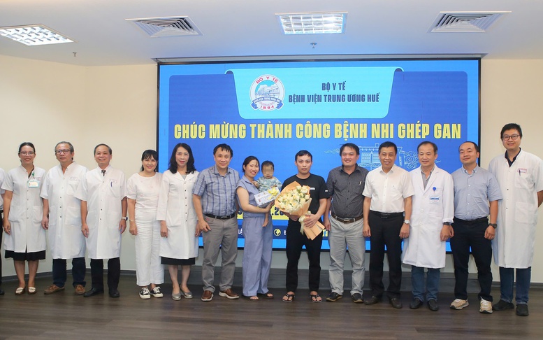 Bệnh nhi 15 tháng tuổi ghép gan tại Bệnh viện Trung ương Huế hồi phục, xuất viện khỏe mạnh