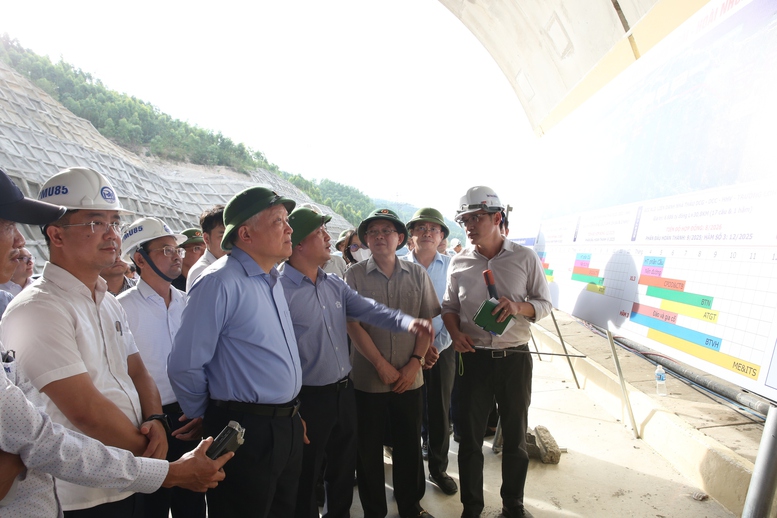 Phó Thủ tướng Thường trực Chính phủ Nguyễn Hòa Bình thị sát, kiểm tra dự án giao thông đoạn Quy Nhơn - Chí Thạnh- Ảnh 2.