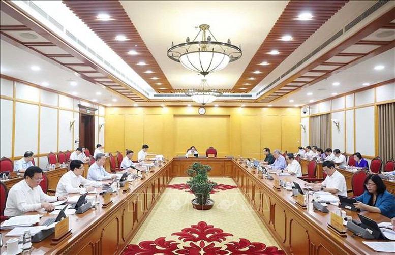 Tổng Bí thư: Bố trí, sắp xếp cán bộ đúng nguyên tắc, không để phát sinh vấn đề phức tạp nội bộ- Ảnh 3. Bộ Chính trị họp cho ý kiến về tình hình, tiến độ thực hiện các nghị quyết, kết luận của Trung ương, Bộ Chính trị về sắp xếp tổ chức bộ máy và đơn vị hành chính - Ảnh: TTXVN