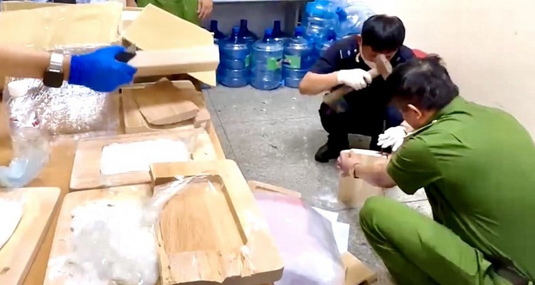 Hải quan phối hợp phát hiện buôn lậu thuốc lá và vận chuyển ma túy quy mô lớn- Ảnh 2.