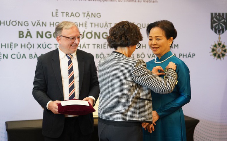 TS Ngô Phương Lan được trao tặng Huân chương Văn học và Nghệ thuật bậc sĩ quan của Pháp