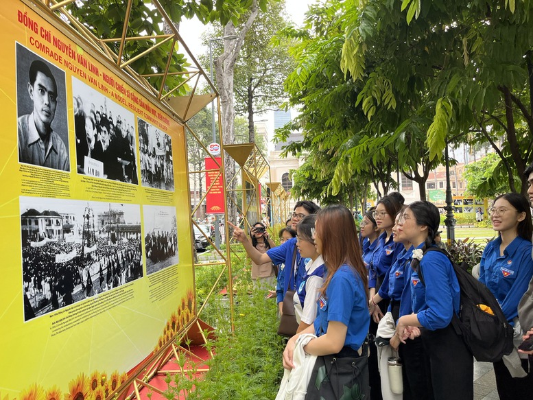 Khai mạc triển lãm ảnh 'Đồng chí Nguyễn Văn Linh - Nhà lãnh đạo kiên định và sáng tạo của cách mạng Việt Nam'- Ảnh 4. Khai mạc triển lãm ảnh 'Đồng chí Nguyễn Văn Linh - Nhà lãnh đạo kiên định và sáng tạo của cách mạng Việt Nam'- Ảnh 4.