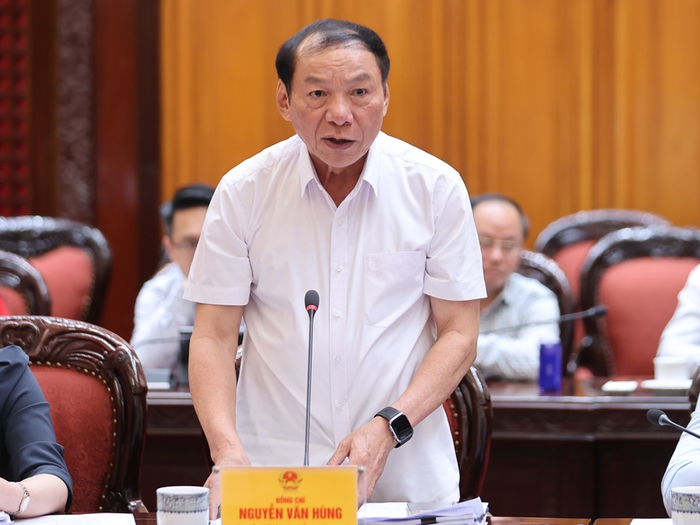Bộ trưởng Bộ Văn hóa, Thể thao và Du lịch Nguyễn Văn Hùng báo cáo tại cuộc họp - Ảnh: VGP/Nhật Bắc
