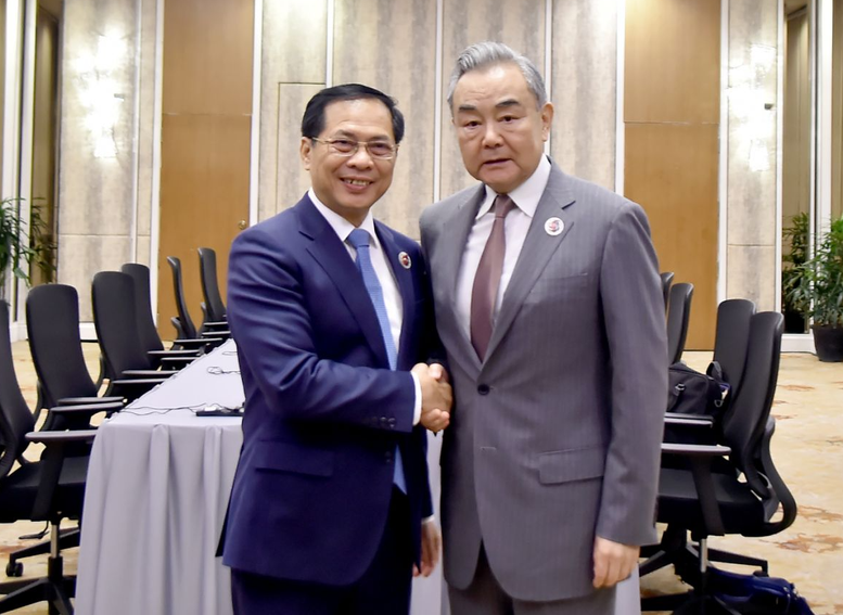Bộ trưởng Ngoại giao Trung Quốc chúc mừng Việt Nam triển khai thành công cuộc cách mạng tinh gọn bộ máy- Ảnh 1.