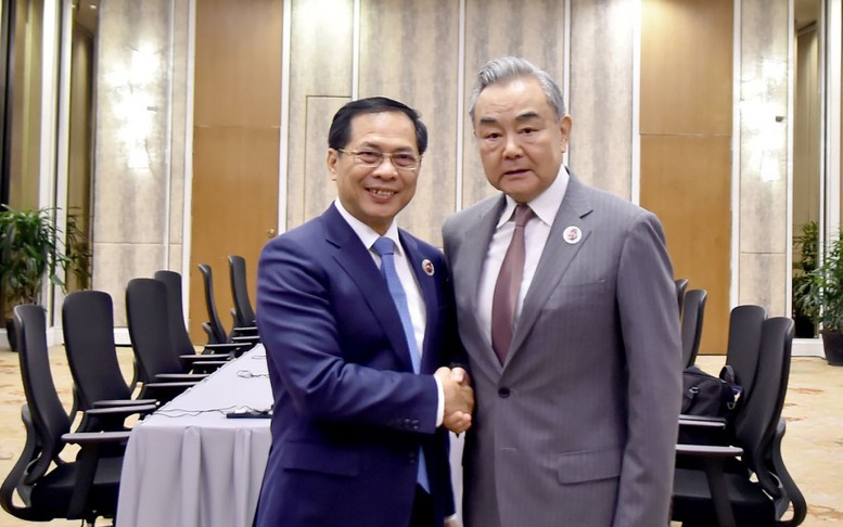 Bộ trưởng Ngoại giao Trung Quốc chúc mừng Việt Nam triển khai thành công cuộc cách mạng tinh gọn bộ máy