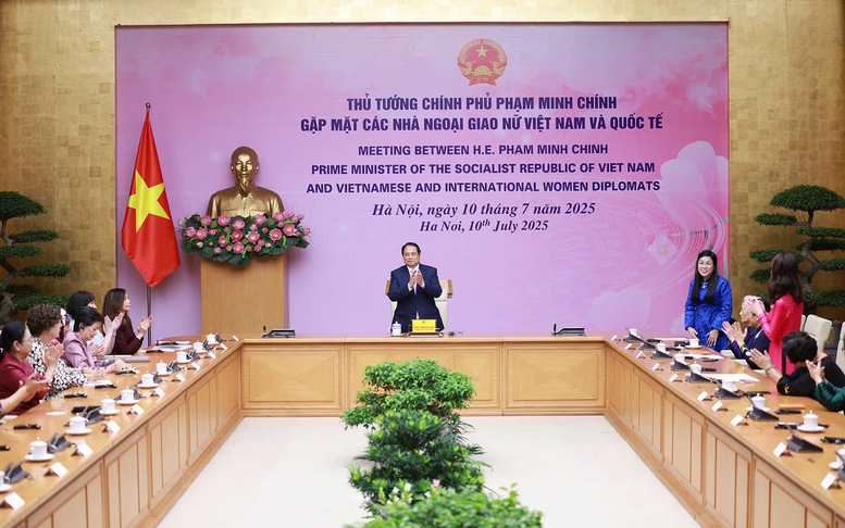 Thủ tướng Phạm Minh Chính gặp mặt các nhà ngoại giao nữ Việt Nam và quốc tế- Ảnh 1.