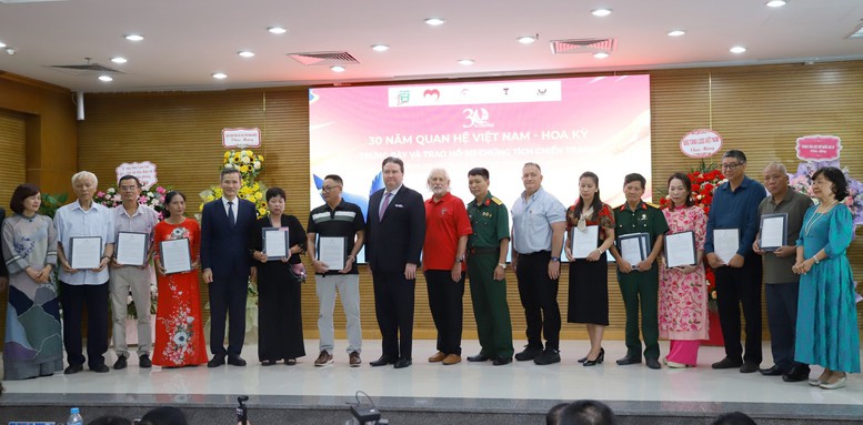 Trưng bày '30 năm quan hệ ngoại giao Việt Nam - Hoa Kỳ' và trao hồ sơ chứng tích chiến tranh - Ảnh 2.