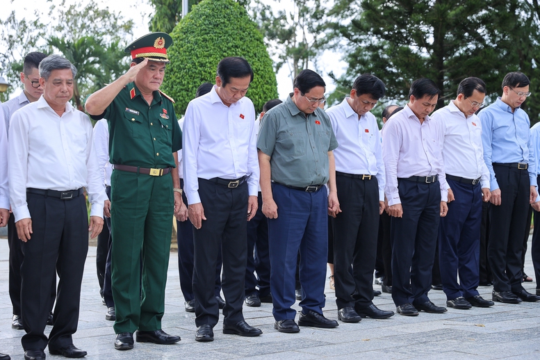 Thủ tướng dâng hương tưởng nhớ Chủ tịch Hồ Chí Minh và các anh hùng, liệt sĩ- Ảnh 1.