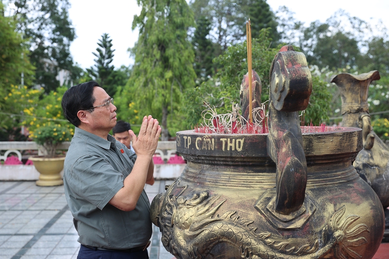 Thủ tướng dâng hương tưởng nhớ Chủ tịch Hồ Chí Minh và các anh hùng, liệt sĩ- Ảnh 2.