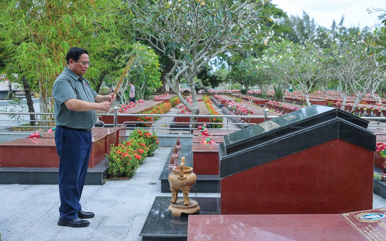 Thủ tướng dâng hương tưởng nhớ Chủ tịch Hồ Chí Minh và các anh hùng, liệt sĩ