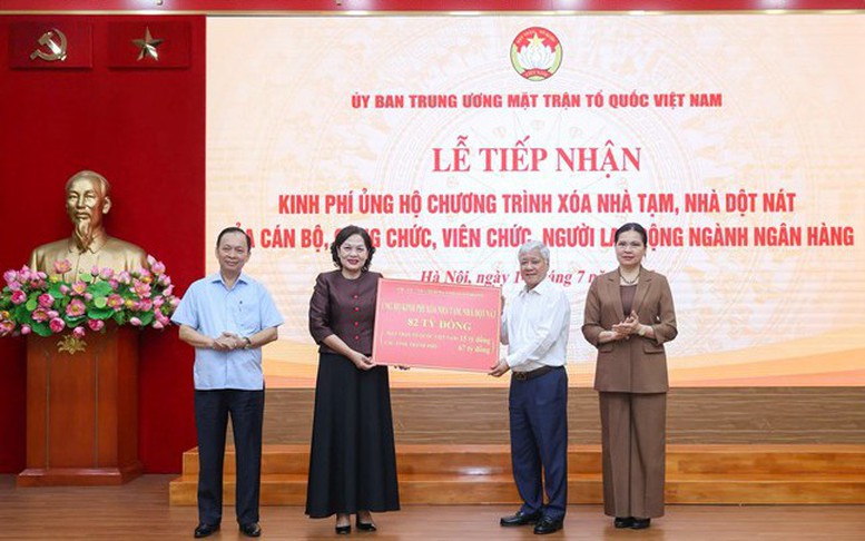 Ủy ban Trung ương MTTQ Việt Nam tiếp nhận kinh phí ủng hộ xóa nhà tạm, nhà dột nát