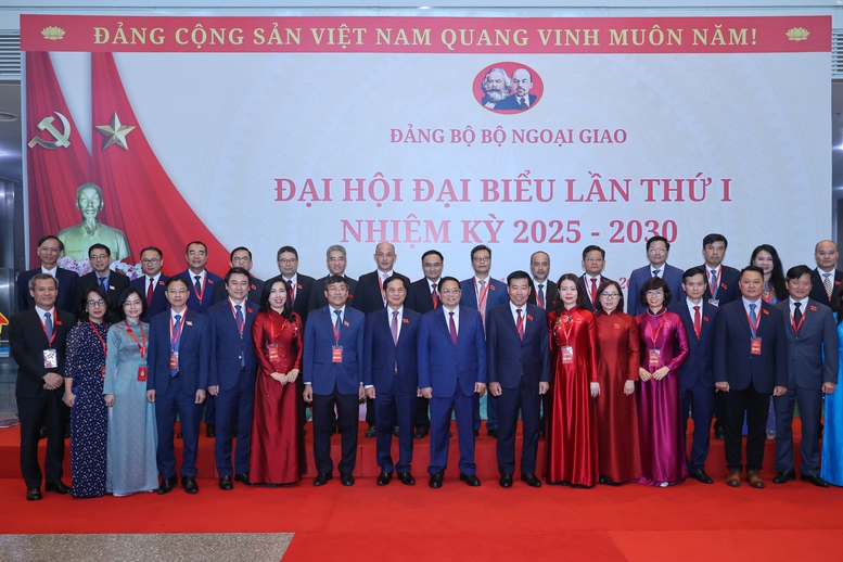 Thủ tướng: Xây dựng ngành ngoại giao chuyên nghiệp, văn minh, hiện đại, nhân văn, hiệu quả- Ảnh 10. Thủ tướng và các đại biểu dự Đại hội - Ảnh: VGP/Nhật Bắc