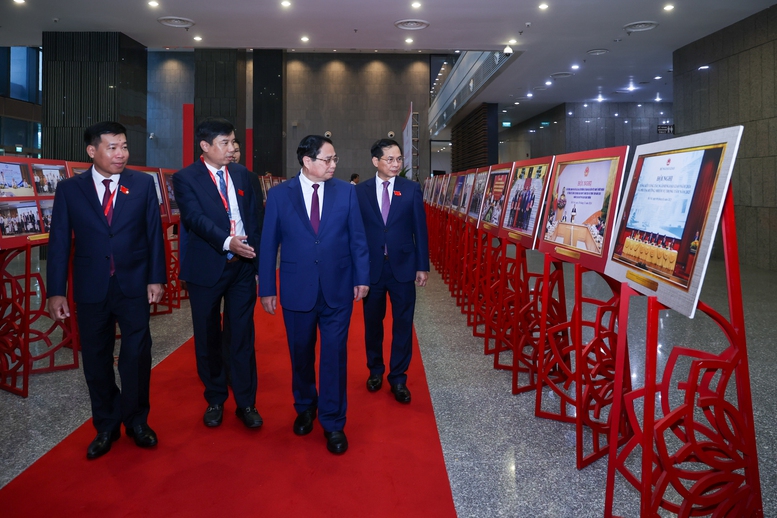 Thủ tướng: Xây dựng ngành ngoại giao chuyên nghiệp, văn minh, hiện đại, nhân văn, hiệu quả- Ảnh 11. Thủ tướng tham quan Triển lãm ảnh về ngành Ngoại giao - Ảnh: VGP/Nhật Bắc