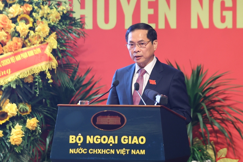 Thủ tướng: Xây dựng ngành ngoại giao chuyên nghiệp, văn minh, hiện đại, nhân văn, hiệu quả- Ảnh 3. Đồng chí Bùi Thanh Sơn, Ủy viên Trung ương Đảng, Bí thư Đảng ủy Bộ Ngoại giao, Phó Thủ tướng Chính phủ, Bộ trưởng Bộ Ngoại giao phát biểu tại Đại hội - Ảnh: VGP/Nhật Bắc