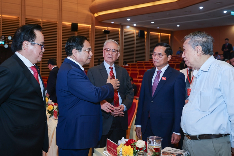 Thủ tướng: Xây dựng ngành ngoại giao chuyên nghiệp, văn minh, hiện đại, nhân văn, hiệu quả- Ảnh 9. Thủ tướng trao đổi với các đại biểu tại Đại hội - Ảnh: VGP/Nhật Bắc