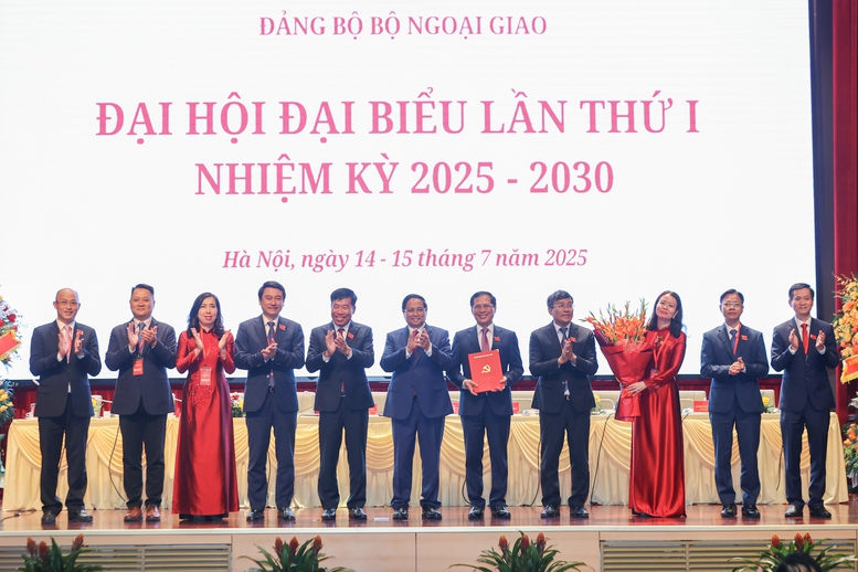 Thủ tướng: Xây dựng ngành ngoại giao chuyên nghiệp, văn minh, hiện đại, nhân văn, hiệu quả- Ảnh 8. Thủ tướng trao quyết định và chụp ảnh chung với Ban Thường vụ Đảng bộ Bộ Ngoại giao - Ảnh: VGP/Nhật Bắc