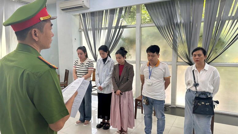Khởi tố, bắt tạm giam nhóm 'bác sĩ giả' tại Phòng khám Đa khoa quốc tế Đà Nẵng- Ảnh 1.