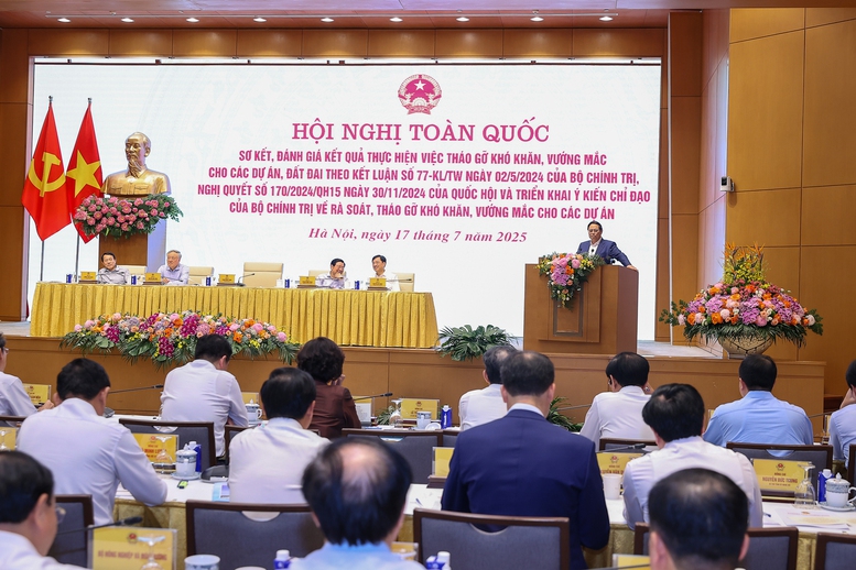 Thủ tướng yêu cầu các bộ, ngành, địa phương tiếp tục cập nhật số liệu trên Cổng thông tin của Ban Chỉ đạo; rà soát, tổng hợp, phân loại, phân tích, đánh giá các dự án - Ảnh: VGP/Nhật Bắc