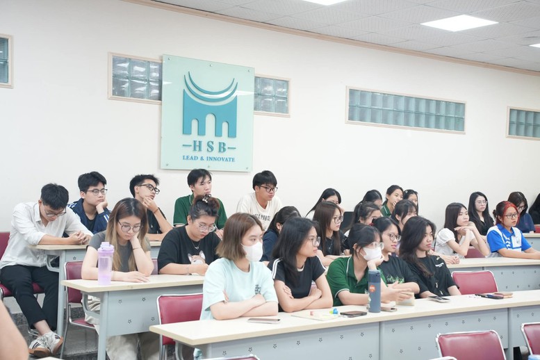 Ngành Quản trị dịch vụ khách hàng và chăm sóc sức khỏe: Không đợi tốt nghiệp mới kiếm được việc- Ảnh 2.