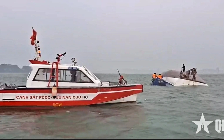 Vụ lật tàu tại Quảng Ninh: Thủ tướng yêu cầu khẩn trương tìm kiếm cứu nạn, khắc phục hậu quả
